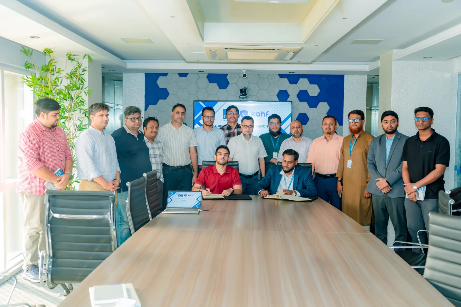 চুক্তি সই অনুষ্ঠানে লিংক থ্রি ও কাহফ ইন্টারনেটের প্রতিনিধিরা