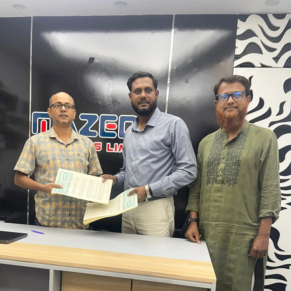 মাজেদা নেটওয়ার্কস ও কাহফ ইন্টারনেটের পার্টনারশিপ চুক্তির কাগজপত্র হস্তান্তর
