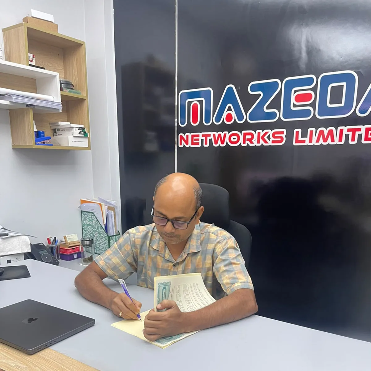 মাজেদা নেটওয়ার্কস অফিসে চুক্তির কাগজপত্র স্বাক্ষর